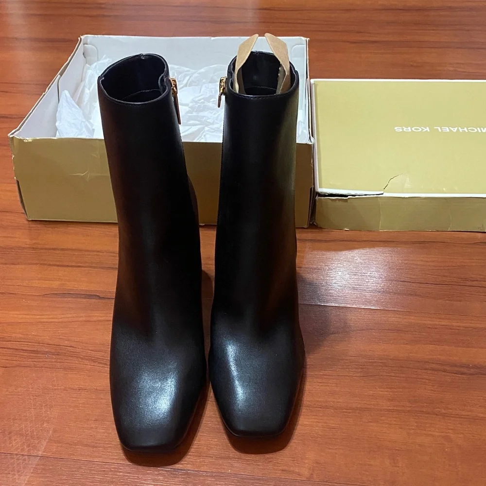 BRAND NEW Michael Kors Black Leather hazel flex bootie